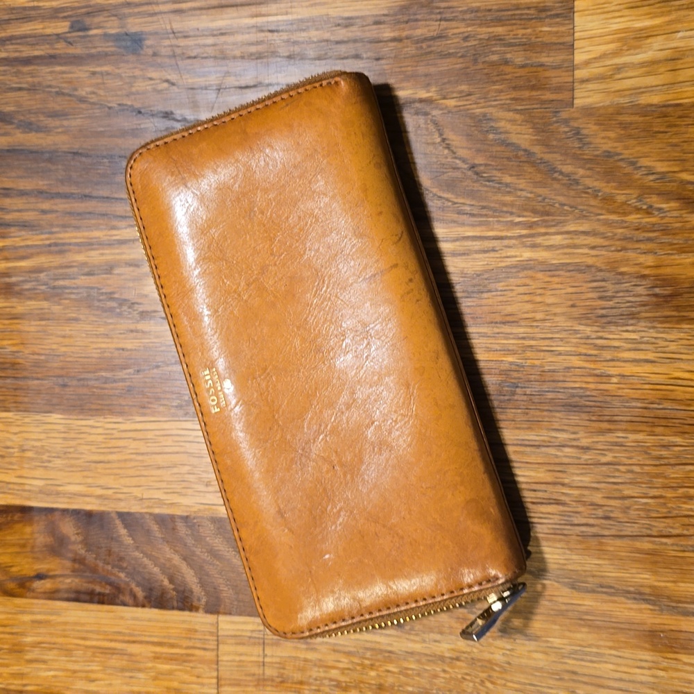 Fossil Tan Worn in Distressed Genuine Leather Zipper Wallet